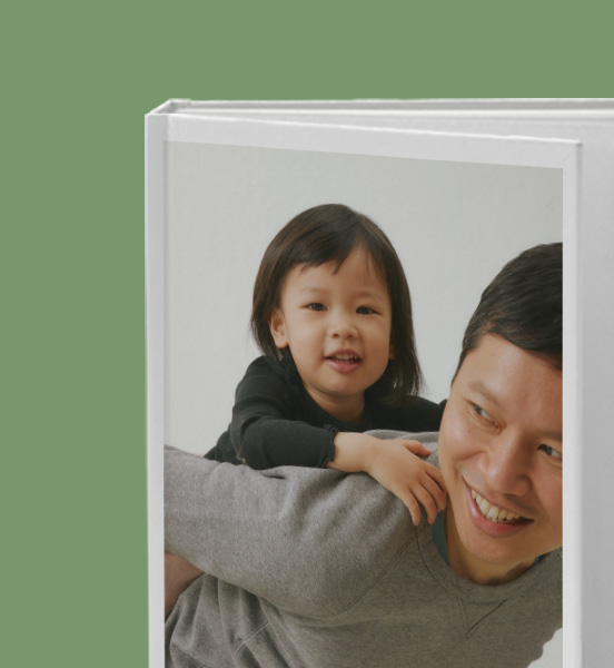 Un libro de fotos con una escena familiar